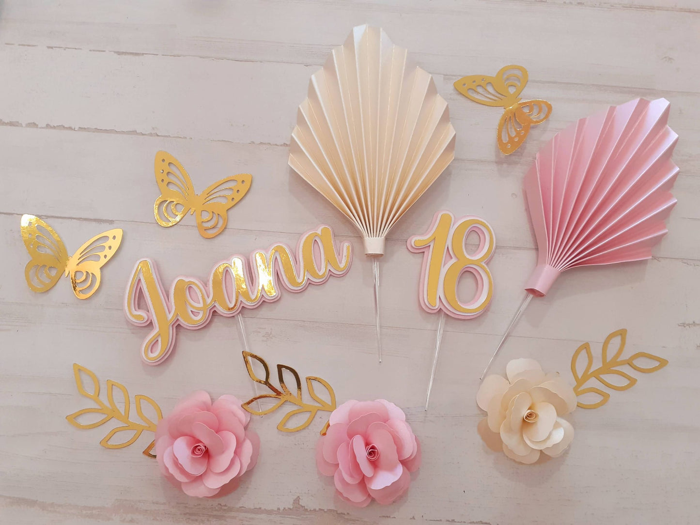 Topo de Bolo 3D com Plumas, Borboletas e Flores