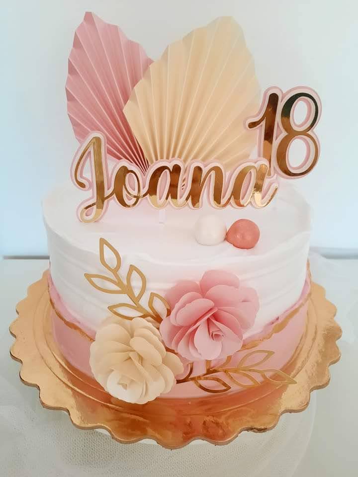 Topo de Bolo 3D com Plumas, Borboletas e Flores